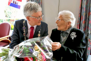 Burgemeester Theo Weterings van de gemeente Hoofddorp heeft dinsdagmiddag 16 april 2013 een bezoek gebracht mevrouw Sophia Strijbis-Vreugdenhil om haar te feliciteren met haar 100ste verjaardag.