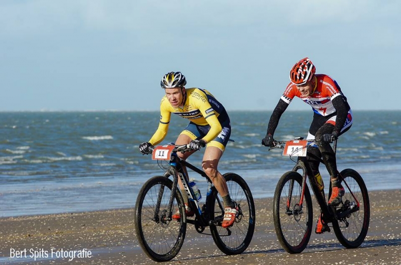 De renner van Cycling Team De Rijke moest alleen specialist Stefan Vreugdenhil voor laten gaan.
