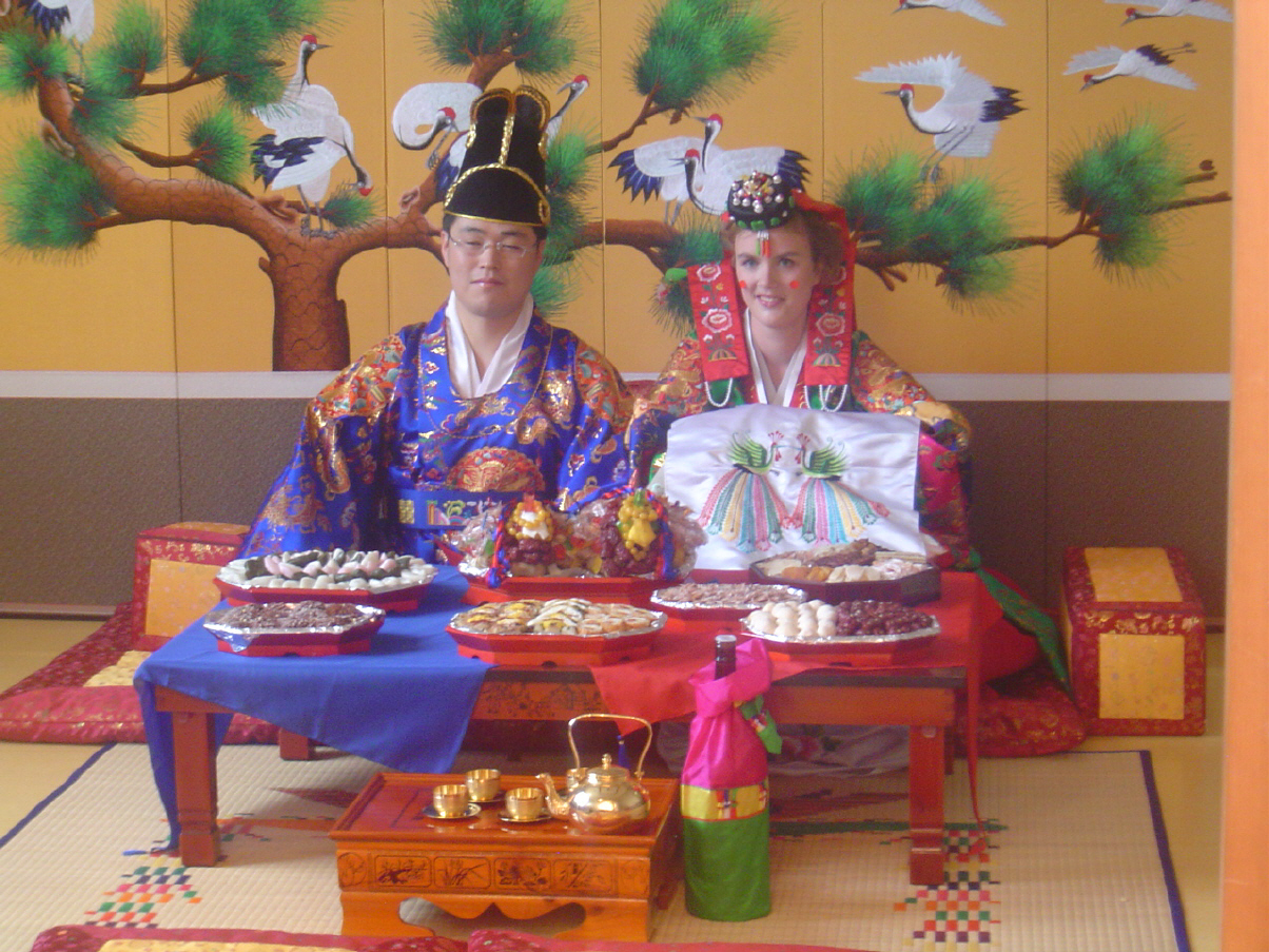 Het bruidspaar tijdens de Koreaanse ceremonie 