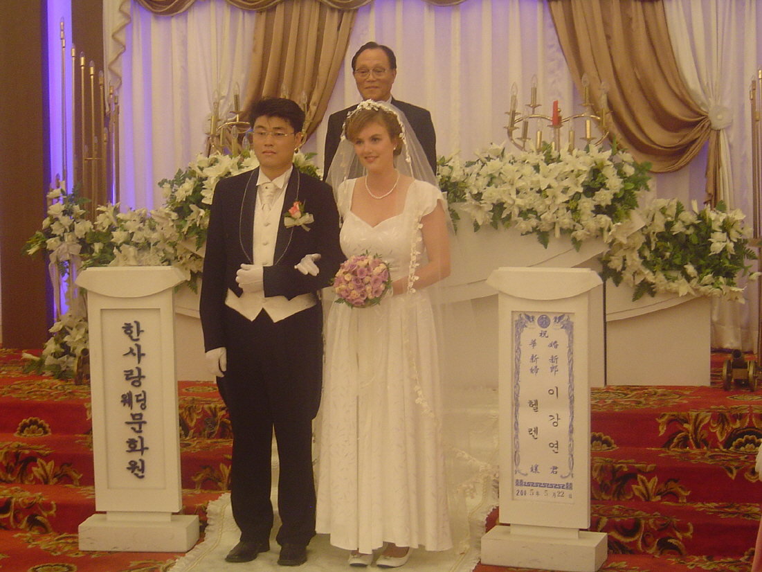 Heleen en Kang Youn voor het altaar