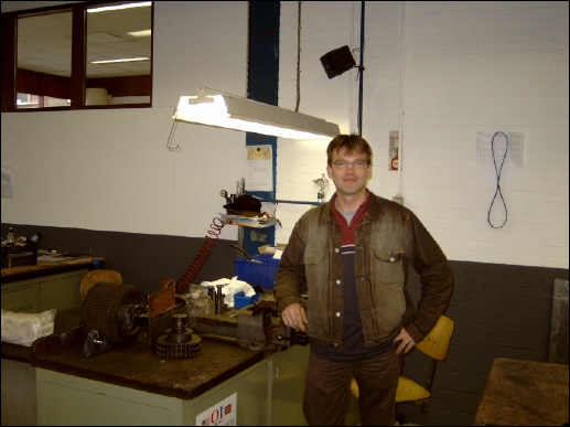 Robert is trots op zijn werk, en dat is ook te zien op de foto hierboven waar hij op zijn werkplaats is gefotografeerd.