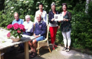 Patricia Vreugdenhil overhandigd de donatie van 1000 euro aan  Joke Berendsen van de Hersenstichting